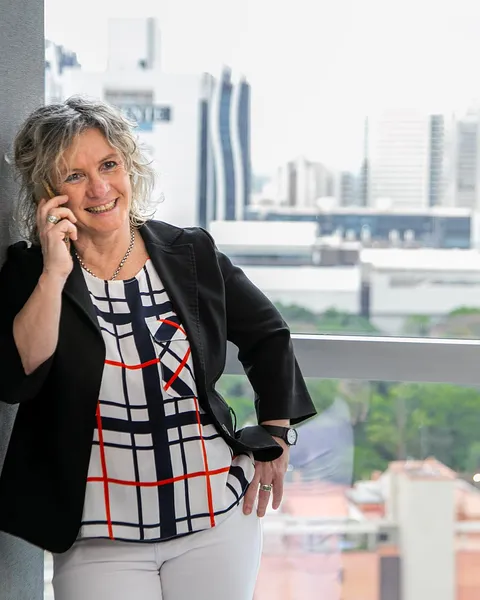 Mariela Artola, fundadora de Artola & Cía, hablando por teléfono en la oficina