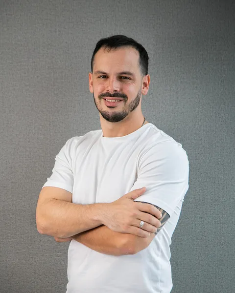 Maximiliano Seminaro, corredor asesor de Artola & Cía, con remera blanca y brazos cruzados