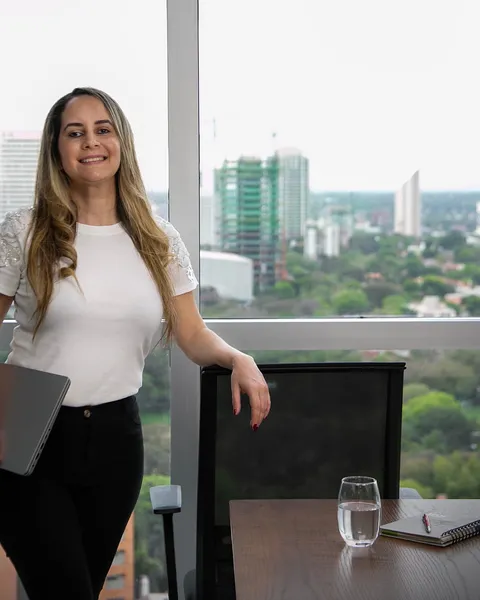 Sady Ramírez, asistente comercial de Artola & Cía, de pie junto a la ventana de la oficina