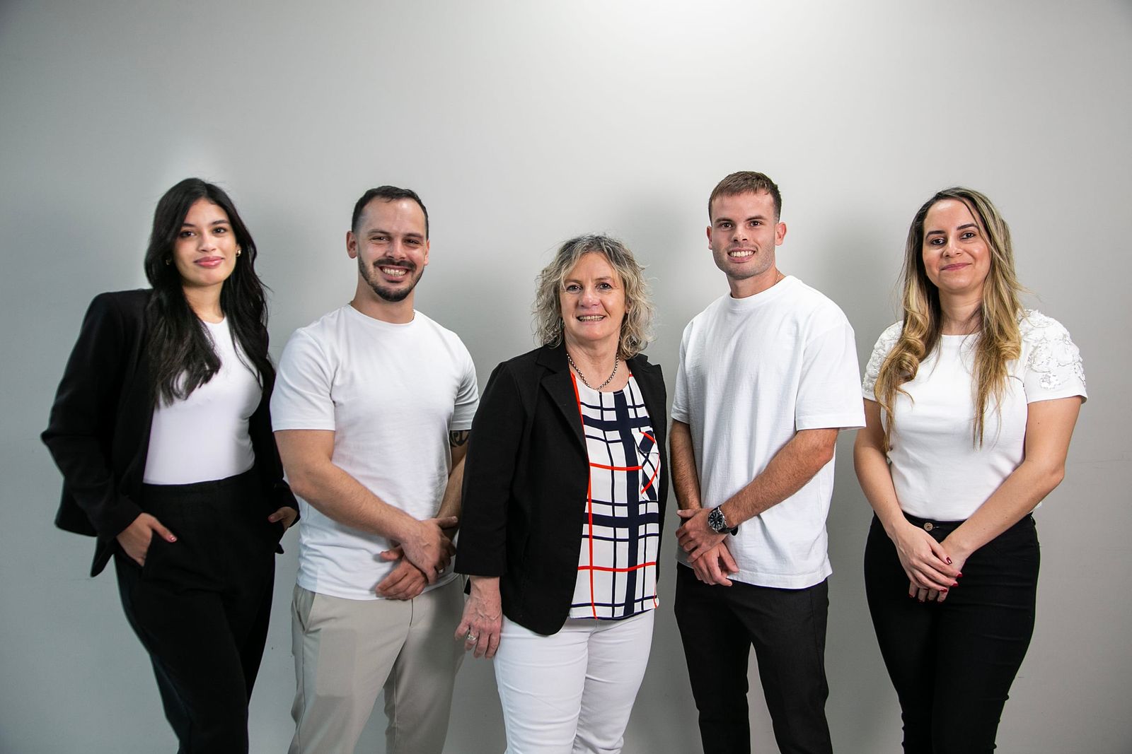 El equipo de Artola & Cía Seguros. De izquierda a derecha: Micaela Burgos, Maximiliano Seminaro, Mariela Artola, Leandro Canet y Sady Ramírez