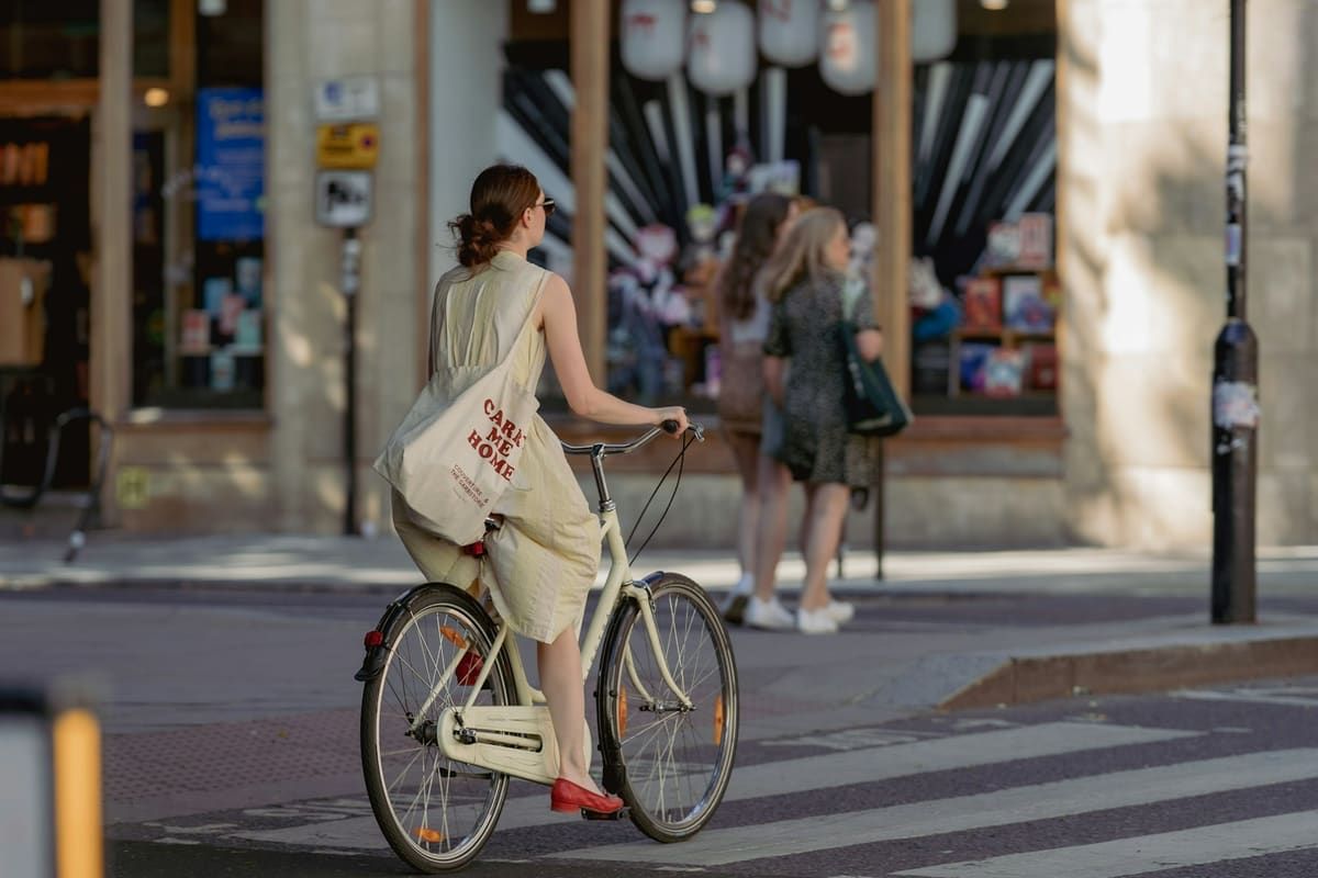 Mujer andando en bicicleta por una calle de la ciudad