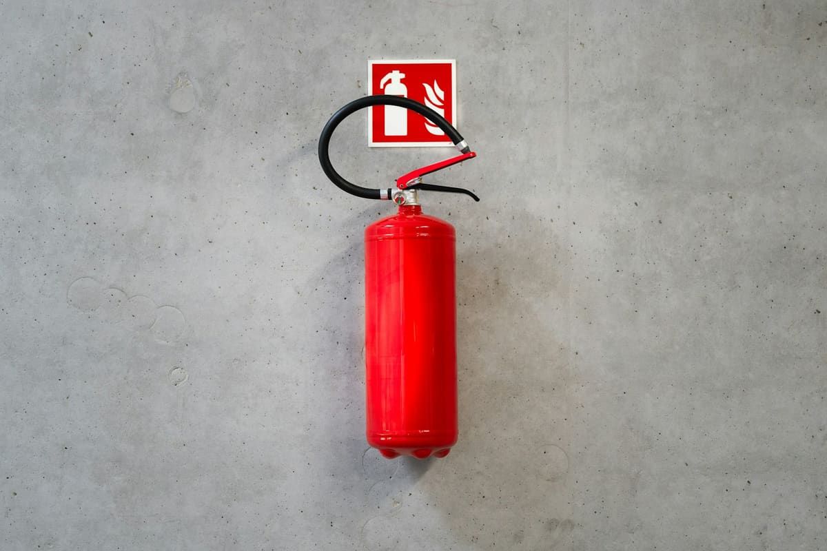 Extintor de incendios colgado en una pared de hormigón