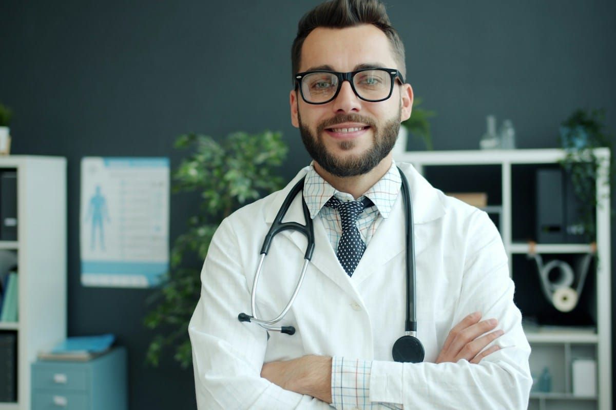Médico sonriente en su consultorio