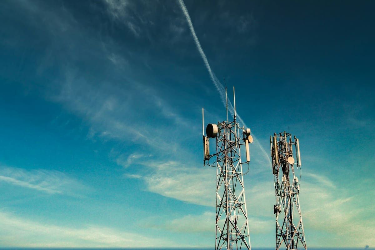 Torre de antenas de telecomunicaciones bajo el cielo azul